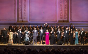 Soloists and Essential Voice USA with music director Steven Reineke on the podium in The New York Pops’s 33rd Birthday Gala entitled “ Do You Hear the People Sing” (Photo credit: Richard Termine)