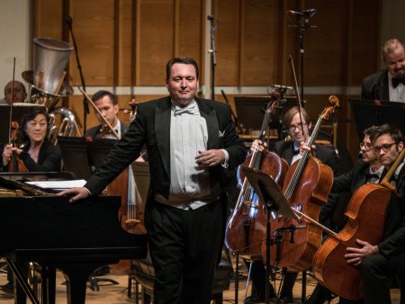 Music Director and conductor Erik Eino Ochsner and SONOS Chamber Orchestra at Merkin Hall (Photo credit: Paul Olivier Doury)